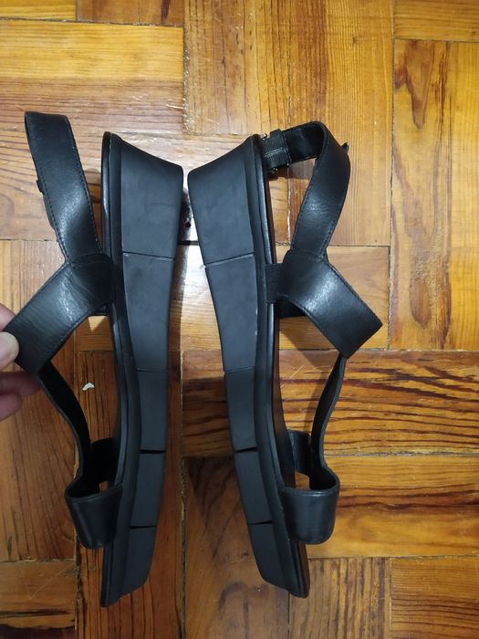 Sandália Arezzo nova.