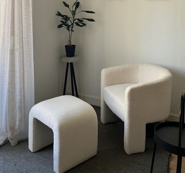 Poltrona estofada com pouff - como novo