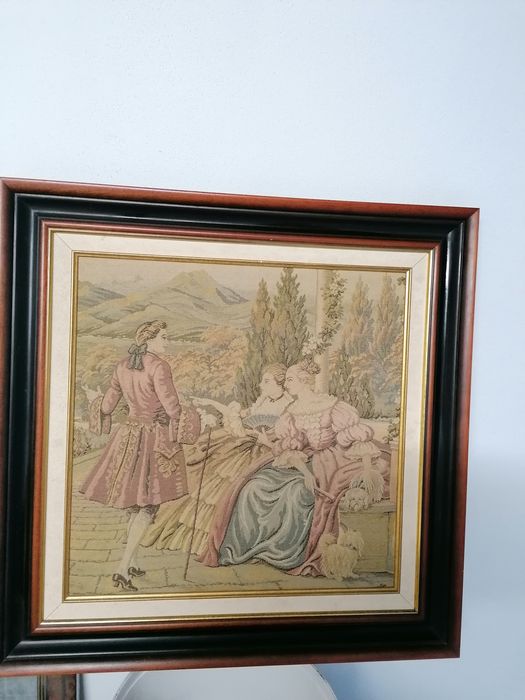 Vendo quadros um deles pintado à mão