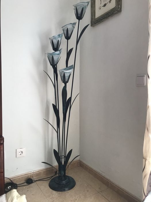 Candeeiro de pé em ferro e vidro