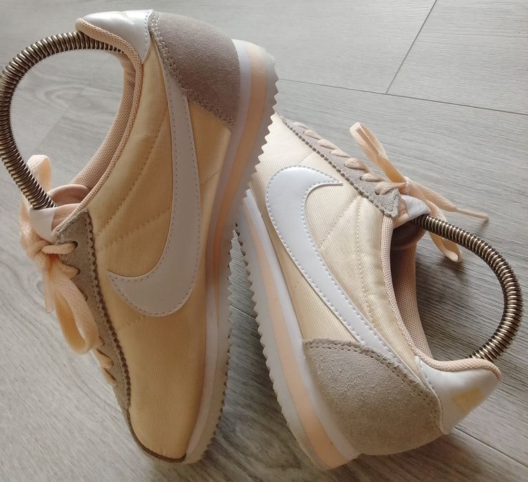 Оригінальні жіночі атласні кросівки Nike