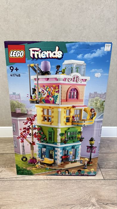 Конструктор LEGO Friends Хартлейк- Сіті. Громадський центр (41748)