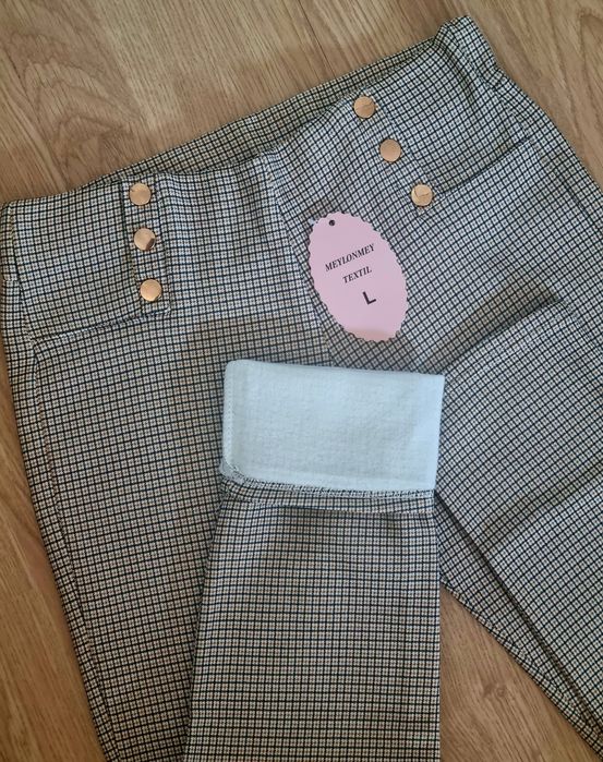 Calças/leggings, em tons de preto e castanho, todas forradas a pêlo. L