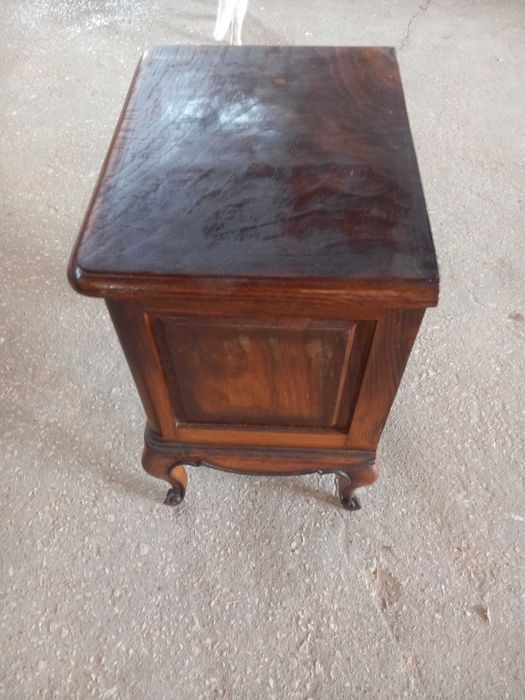 Mesa de cabeceira antiga  com 0,45cn largura  0,60cm altura  0,35cm fundo com uma gaveta e uma porta