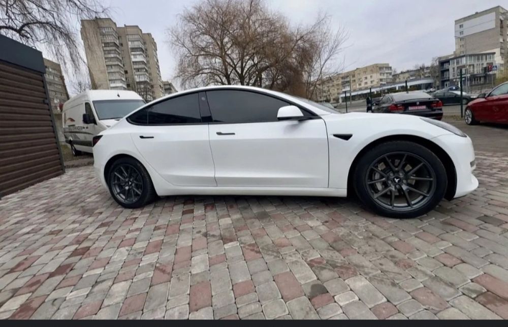 продаж model TESLA 3