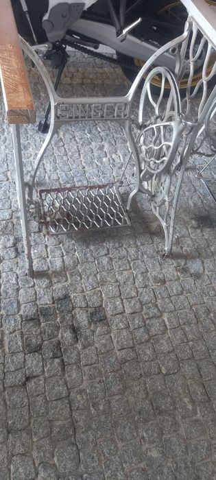 2 pés de máquina antigas Singer