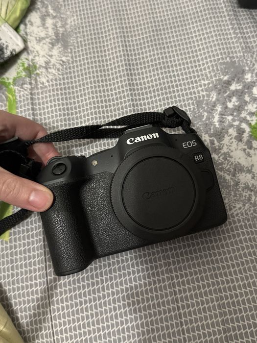 Продам камеру (фотоапарат) canon R8 повнокадровий