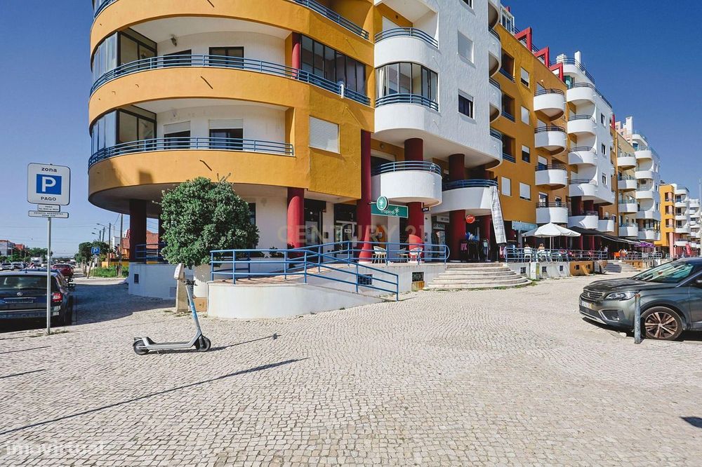 Espaço comercial à venda em zona premium com várias montras, junto à p