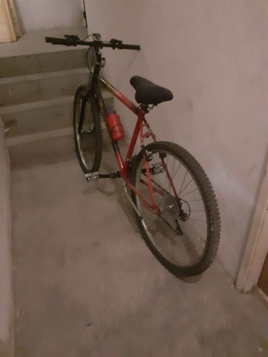 Duas bicicletas pouco usadas