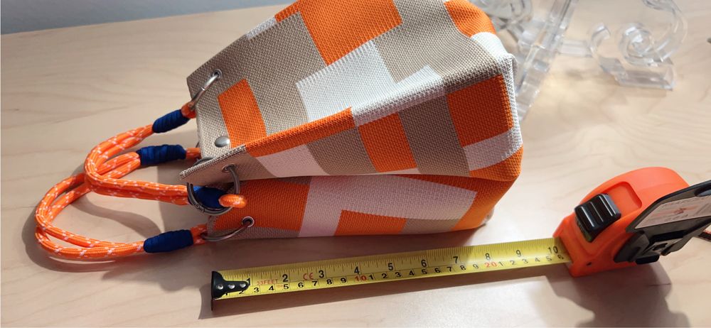 Carteira em estamoado geometrico laranja, bege e creme