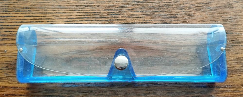 Прозрачный чехол для очков .