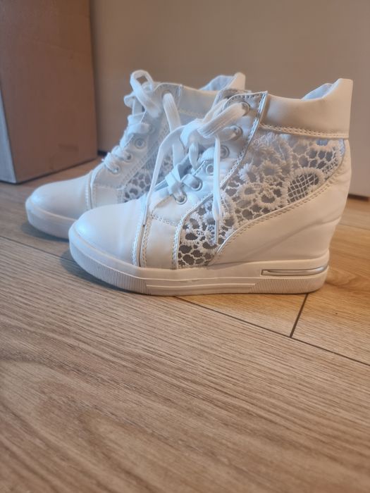 Trampki na koturnie z koronką koronkowe białe 37