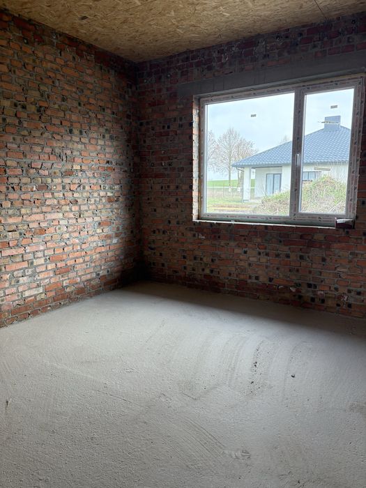 Сучасний будинок у селі Боратин.