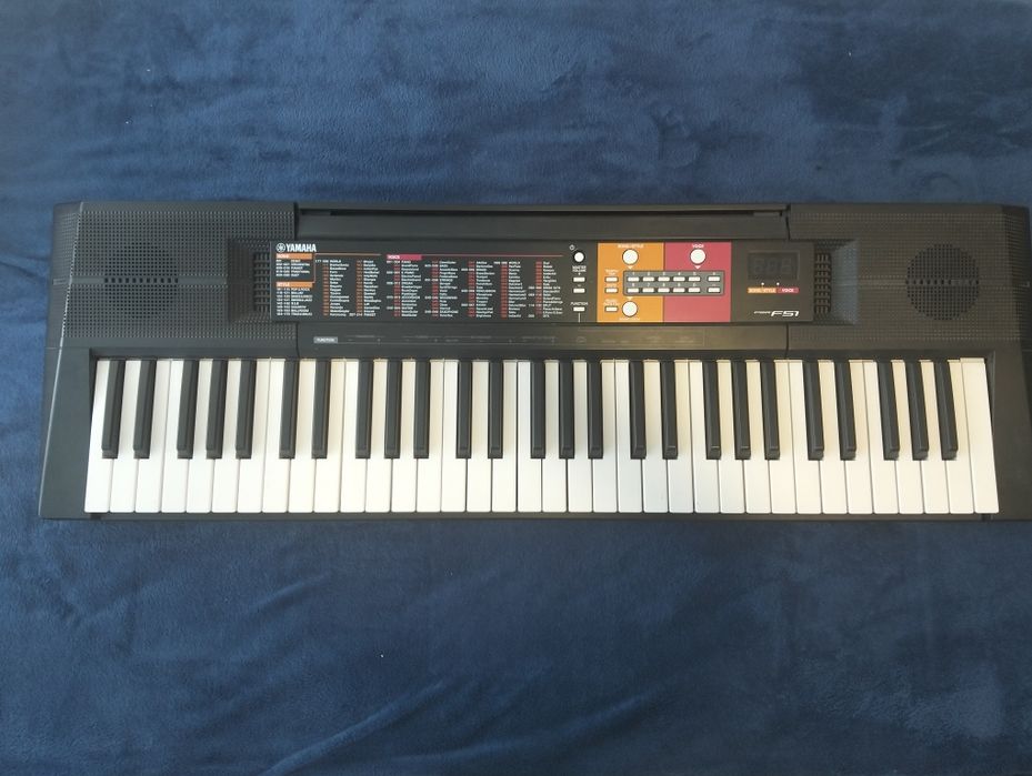 Teclado YAMAHA com adaptador incluso