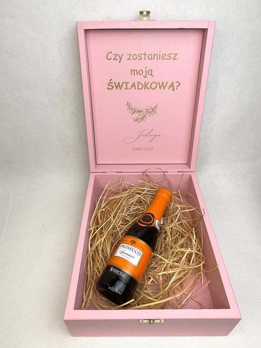 Różowe pudełko z prośbą o świadkowanie