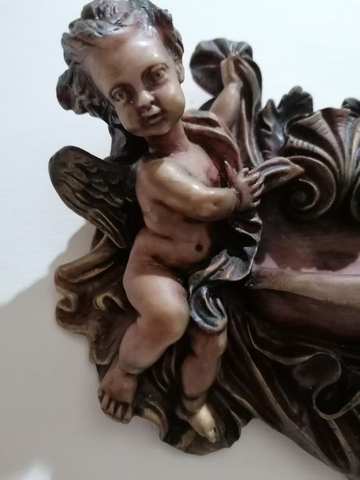 Estatueta de 2 anjos em marfinite, segurando uma pequena taça
