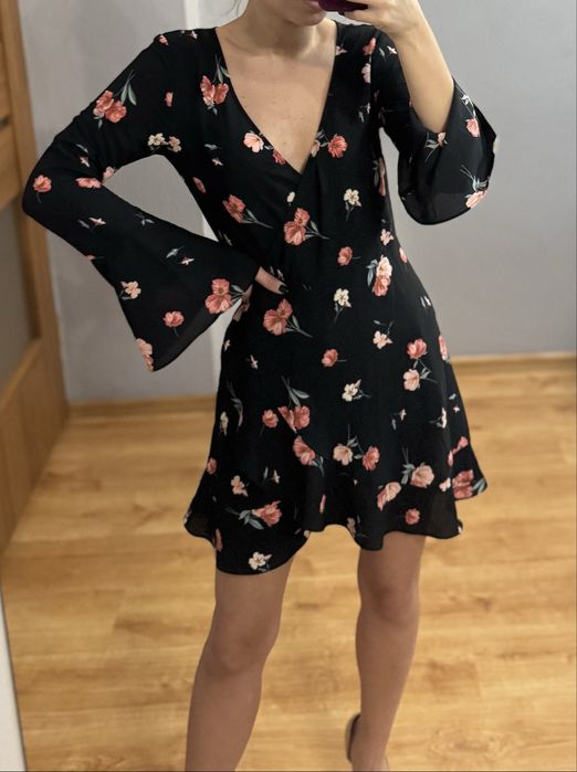 Czarna sukienka w kwiaty H&M