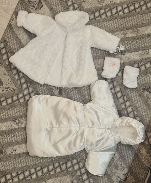 Ubranko do chrztu. Kombinezon, płaszczyk i buciki