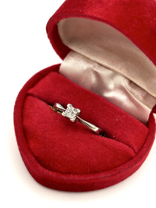 Złoty pierścionek z brylantami zaręczynowy