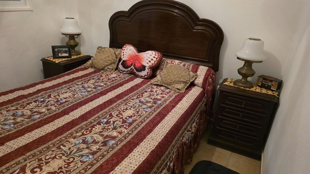 Mobília de quarto com cómoda.
