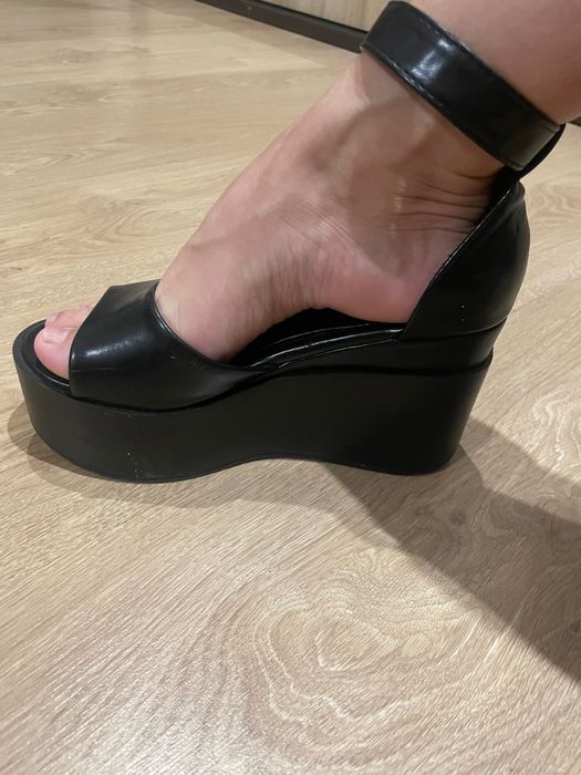 Босоніжки на танкетці