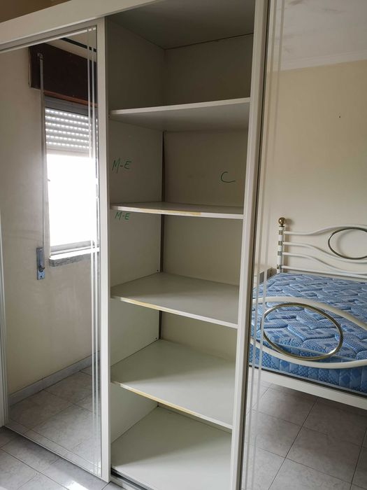 Mobília de quarto (cama e colchão. oferta mesas cabeceira)