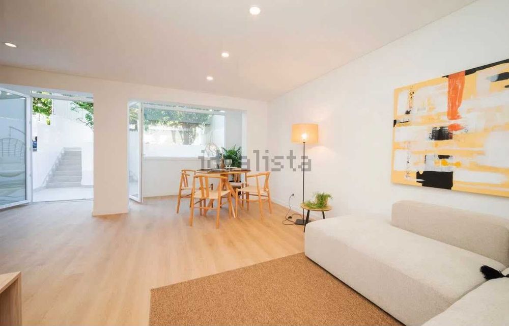 Magnífico apartamento T2 com 170m2 de área total, com jardim, totalmente renovado, em Almada