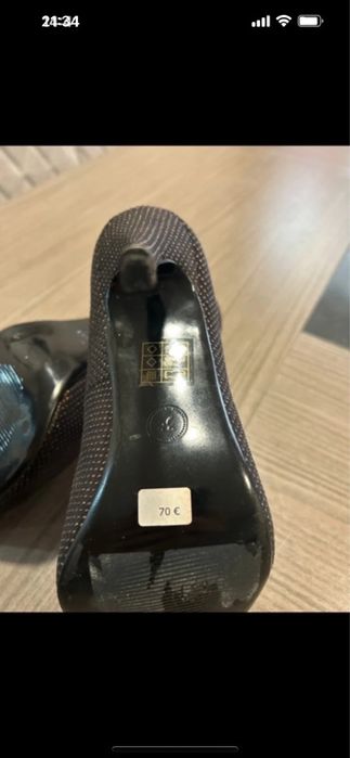 Sapatos de salto alto pretos com padrão brilhante dourado.