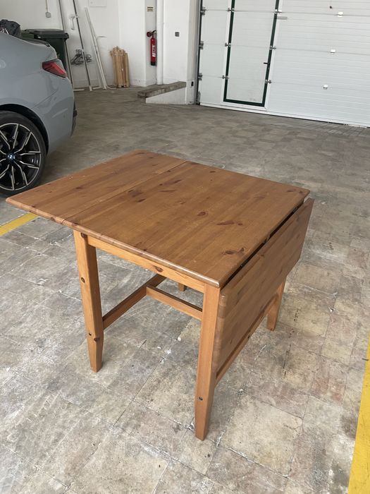Mesa com abas rebatíveis