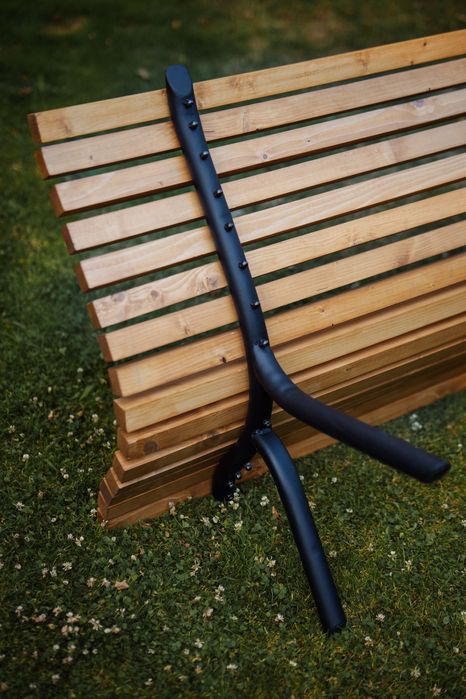 Ławka ogrodowa, parkowa, RÓŻNE KOLORY rama metalowa, sosna Skandynaws