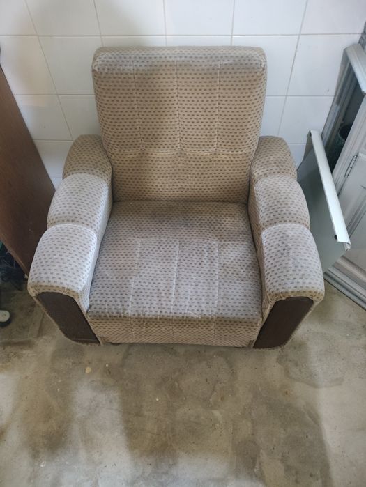 Sofá de estar antigo em bom estado.