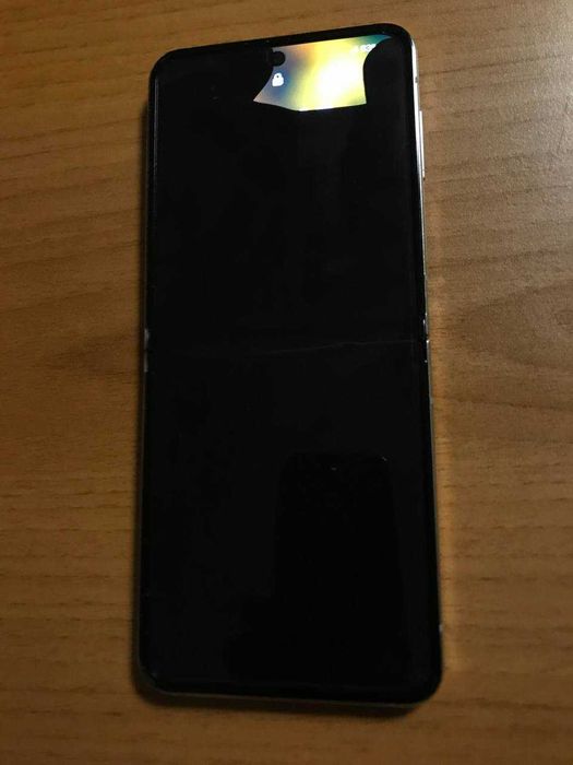 Samsung Galaxy Flip 5 SM-F731B Разбит дисплей.