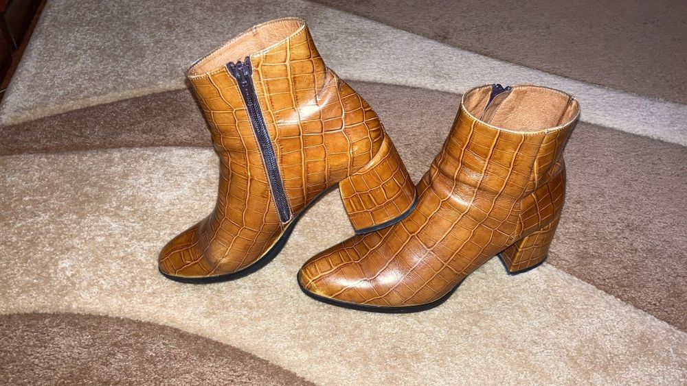 Botas castanhas/camel com salto 37 Sofia Costa