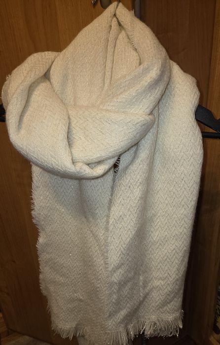 Kremowy szal ze złotą nitką