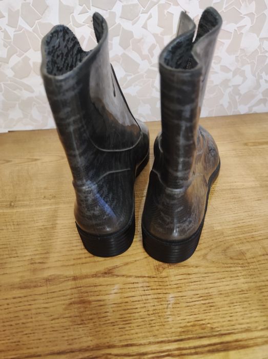 Чоботи короткі силіконові з Італії.