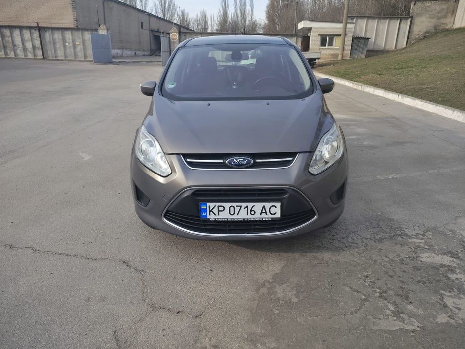Машина Ford C-Max