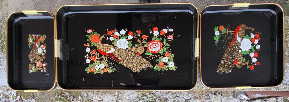 Zestaw plastikowych pater