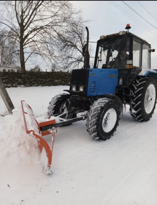 Прибирання снігу трактором в Чернігові