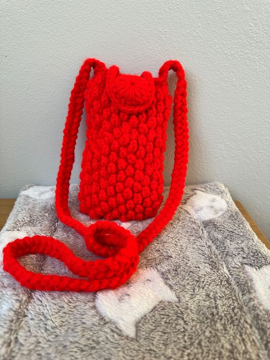 Etui na smartfona zrobione na szydełku. Na pomoc kotom bezdomnym.