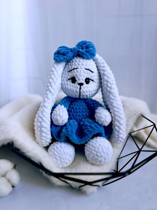 Вязаная Зайка в платье