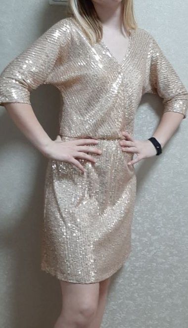 Золотиста вечірня сукня