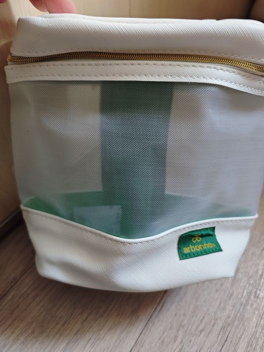 Biała kosmetyczka Arbonne nowa