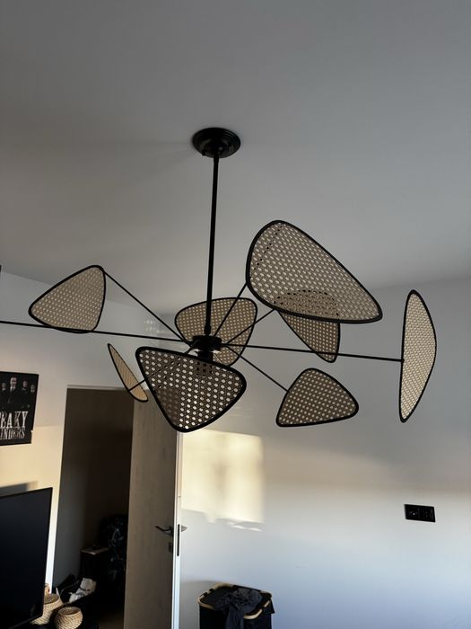 Lampa sufitowa czarna z elemetami ratanu.