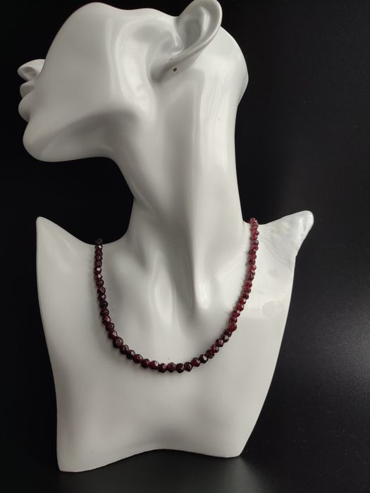 Бусы из натурального граната и гранатового стекла