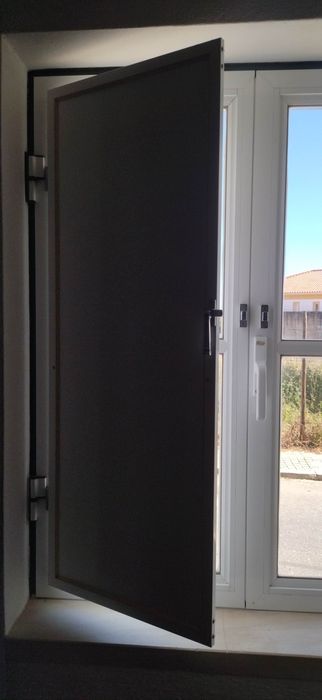 Janelas em alumínio lacado com portadas