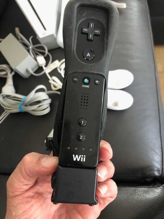 Kit Nintendo Wii Completo – Consola + 3 Wiimotes + 2 Nunchuks + Todos os Acessórios