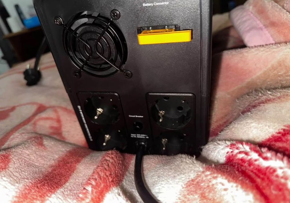 APC 1200VA 720W com 4 tomadas.