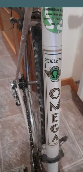 Bicicletas pasteleira antiga e de corrida