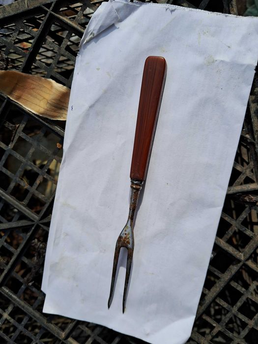 Ложки, вилки, кухоні ножі та інший посуд