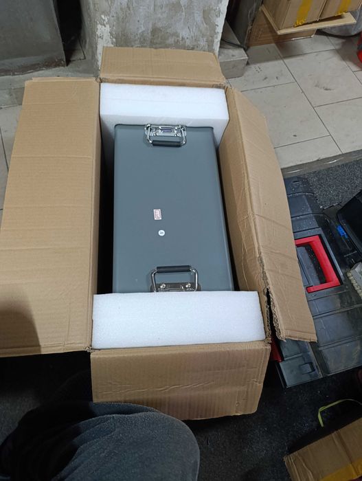 Інвертор на 12/24v в  в крутому корпусі на 6000W/3000W